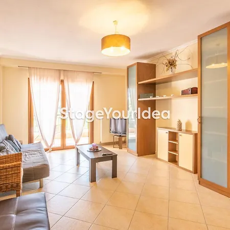 Lux - One Bedroom , Living , Kitchen , Bathroom - For 1 To 7 People, Also For Parties & Gatherings Up To 25 People, Only 15 Minutes From Thessaloniki Center And 8' Minutes From Thessaloniki Airport 公寓 *