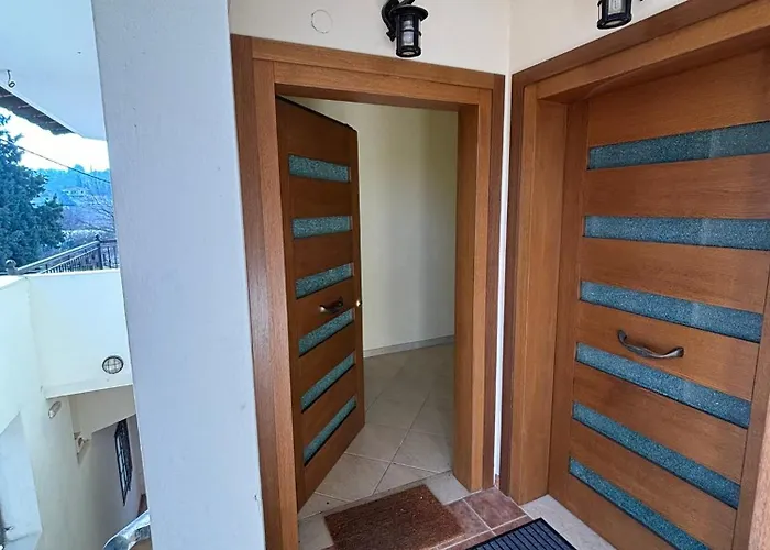 公寓 Lux - One Bedroom , Living , Kitchen , Bathroom - For 1 To 7 People, Also For Parties & Gatherings Up To 25 People, Only 15 Minutes From Thessaloniki Center And 8' Minutes From Thessaloniki Airport
