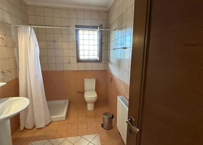 Lux - One Bedroom , Living , Kitchen , Bathroom - For 1 To 7 People, Also For Parties & Gatherings Up To 25 People, Only 15 Minutes From Thessaloniki Center And 8' Minutes From Thessaloniki Airport Daire