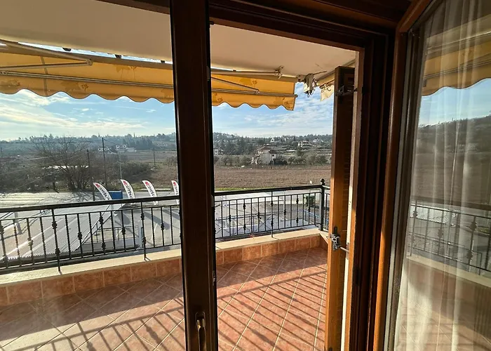 Lux - One Bedroom , Living , Kitchen , Bathroom - For 1 To 7 People, Also For Parties & Gatherings Up To 25 People, Only 15 Minutes From Thessaloniki Center And 8' Minutes From Thessaloniki Airport Daire Neon Rysion